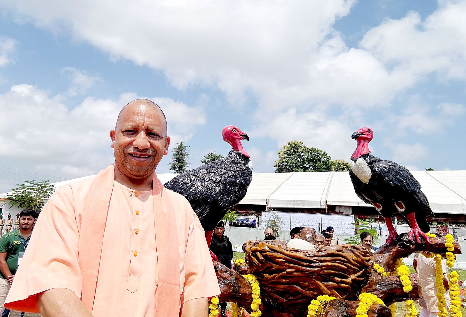 उत्तर प्रदेश के मुख्यमंत्री योगी आदित्यनाथ ने जटायु संरक्षण और प्रजनन केंद्र के उद्घाटन समारोह